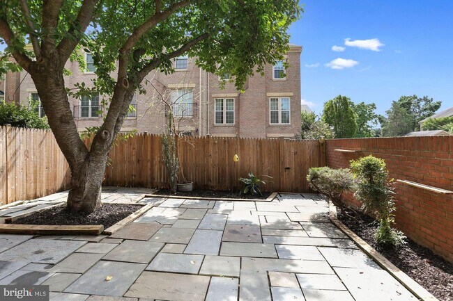 Foto del edificio - 1454 McLean Mews Ct