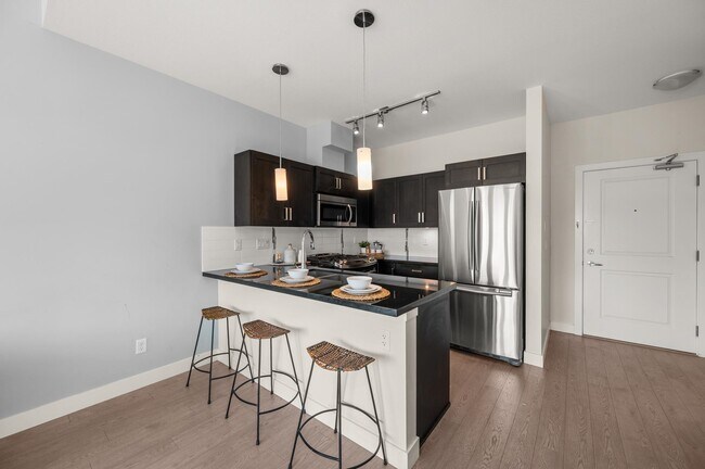 Photo du bâtiment - Top-Floor 1 Bedroom Condo in the Heart of Langley City