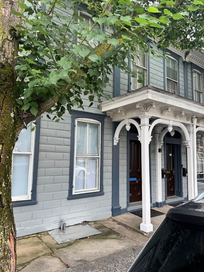 Foto del edificio - 210-212 N Potomac St