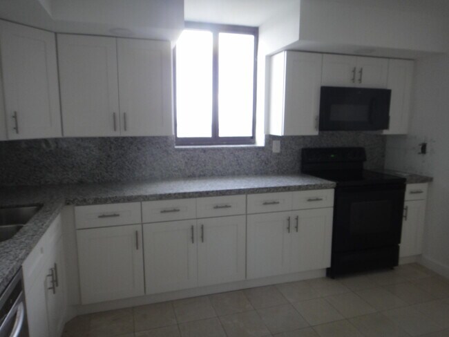 Building Photo - 3420 S Ocean Blvd