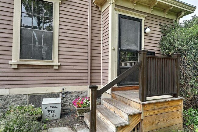 Building Photo - 26 Larch St