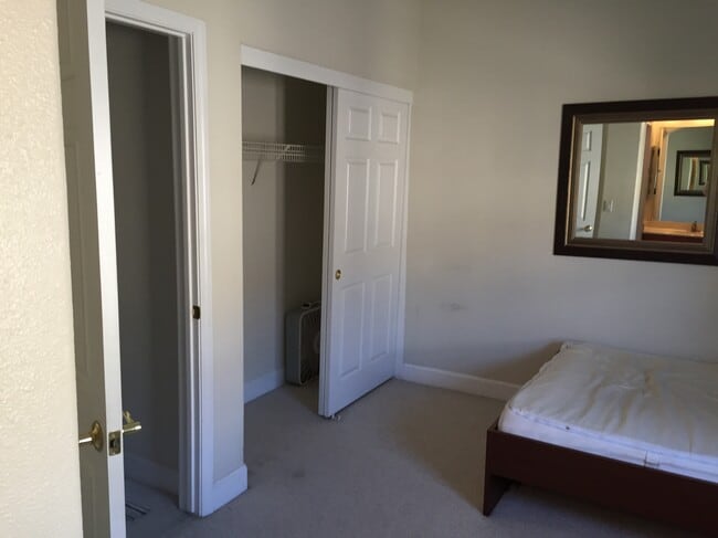 Foto del edificio - 235 Metropolitan Dr