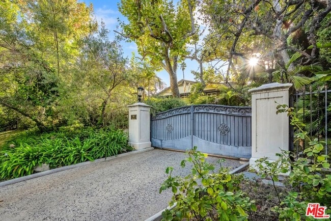 Building Photo - 829 Whittier Dr