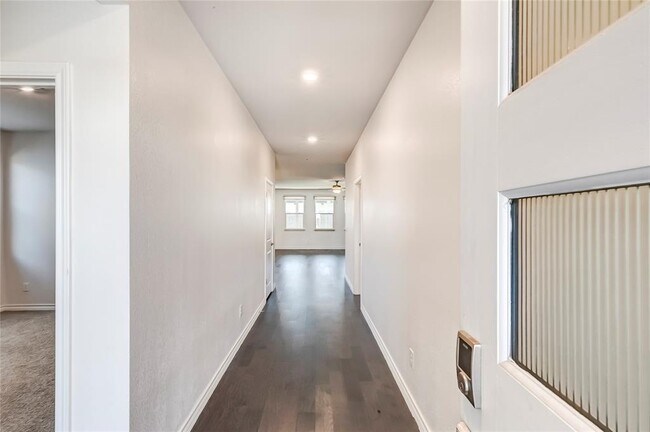 Building Photo - 204 Caisson Trl