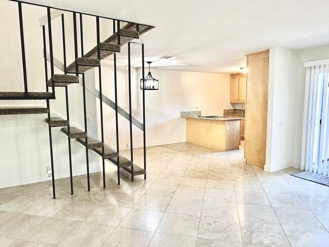 Foto del edificio - FOR RENT - 3Br/1.5Ba 1113 Sf Corner Unit T...