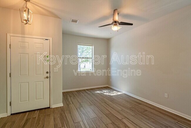 Foto del edificio - 5437 Falling Leaf Ln