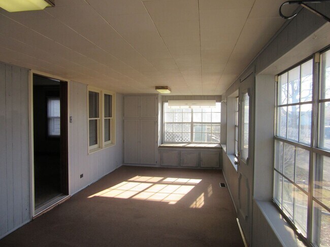 Building Photo - 2 br, 1 bath House - 415 Barton St