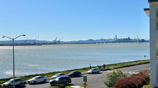 Building Photo - Unique & Stunning Views of the Bay - Large...