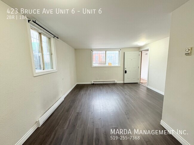 Photo du bâtiment - SPACIOUS 2BED/1BATH UNIT ON BRUCE + HYDRO & GAS!! 1 MONTH FREE RENT!