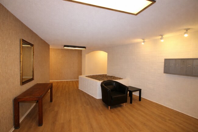 Building Photo - Spacious One Plus Bedroom Condominum off Broadway Terrace