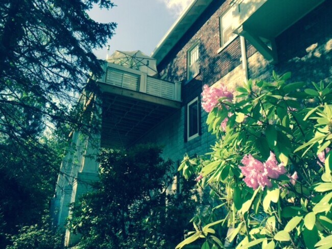 Foto del edificio - 107 Murdock Ave