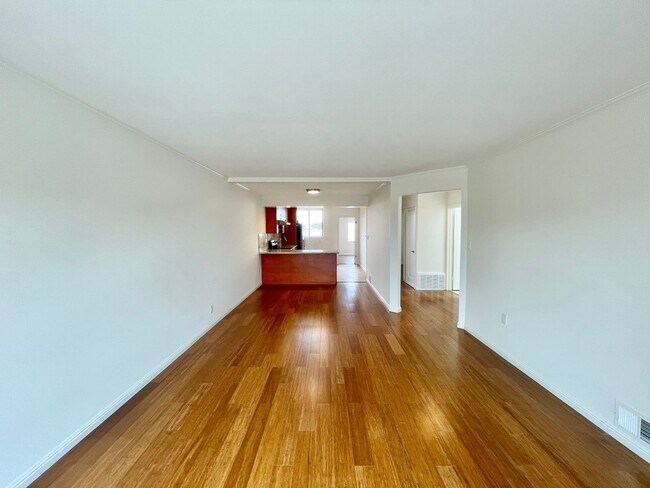Foto del edificio - Beach Lover SF Home 4BR/2BA + Bonus Room! ...