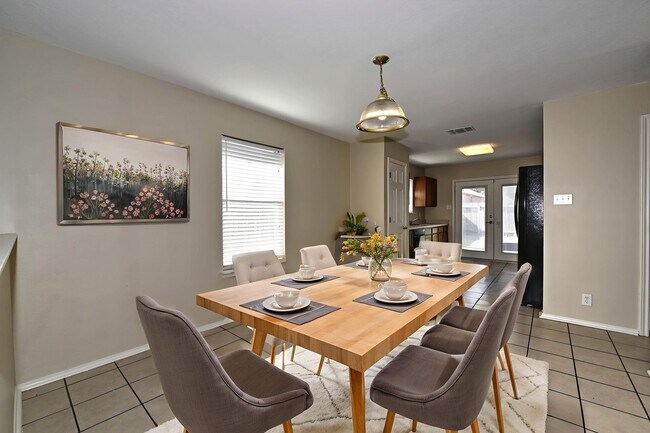 Foto del edificio - GREAT LOCATION: 1604 & SHAENFIELD | 3 BEDS | 2 BATHS | MOVE IN READY