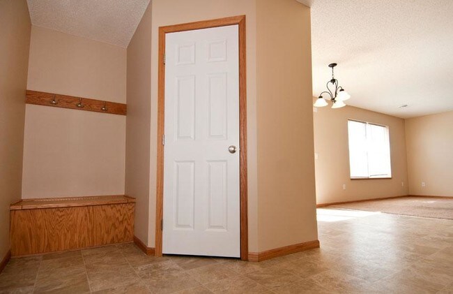 Building Photo - 822 Golden Way
