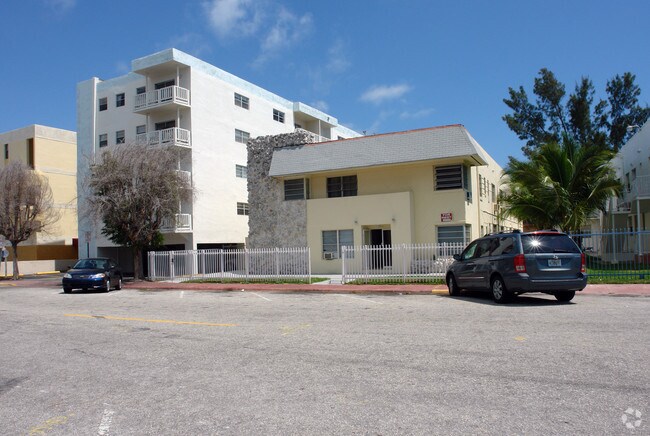Building Photo - 1995 Bay Dr