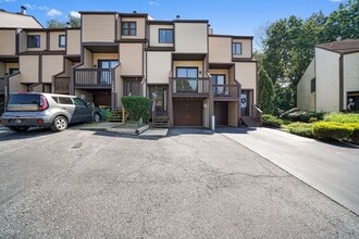 Building Photo - 3247 Champions Dr