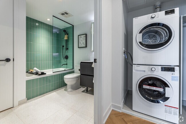 1BR, 1BA - 639SF - Bathroom/In-Unit Laundry - Toronto House