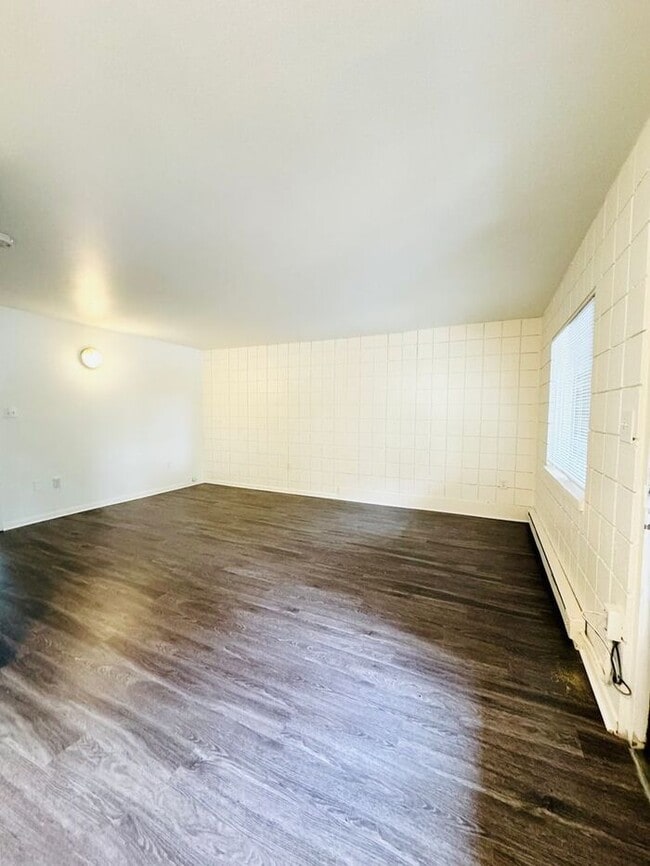 Building Photo - Move in specials - Pick One - 1st month free or $100 off monthly rent. Flexible lease terms are a...