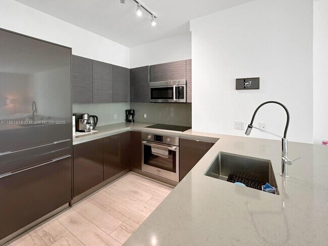 Building Photo - 1080 Brickell Ave