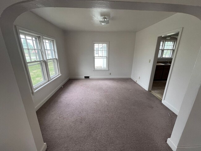 Building Photo - 3 bed 1 bath unit close to campus