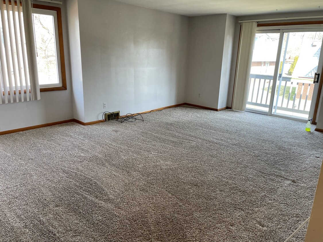 Living room w/balcony - 306 Maxwell St