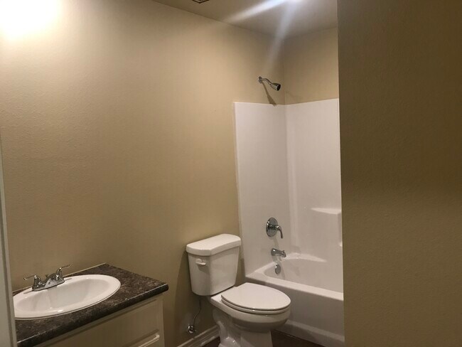 Building Photo - 606 Rockdale Dr