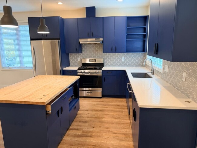 Foto del edificio - 4 bed/3.5 Bath Townhouse in Richmond Neigh...