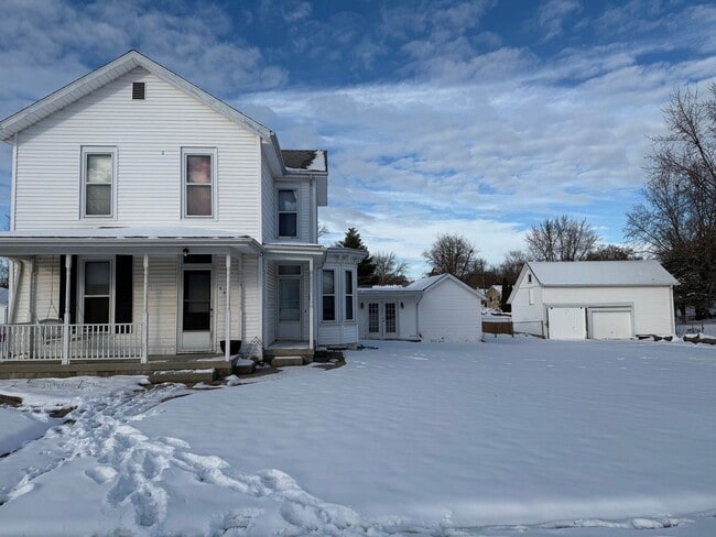 Building Photo - Large 4 BR house in Heyworth