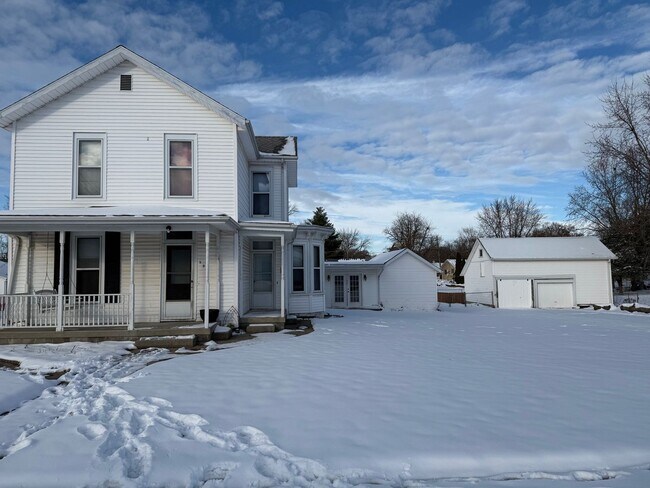 Foto del edificio - Large 4 BR house in Heyworth