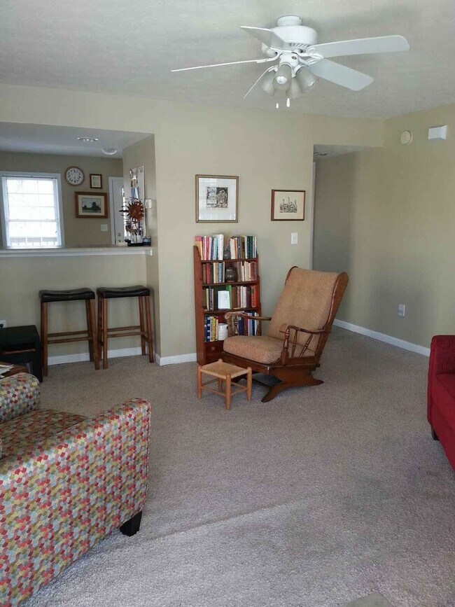 Foto del edificio - 3 BEDROOM TOWNHOUSE Available July 2026!  ...
