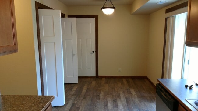 Building Photo - Post Fall Duplex with 1 car garage