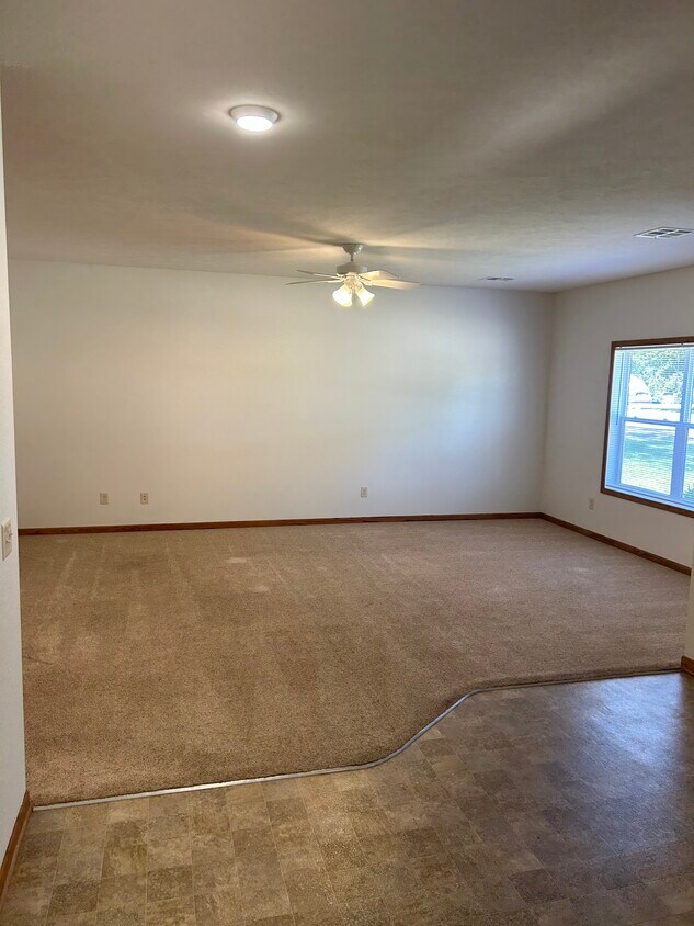 Foto del edificio - 302 E 8th St