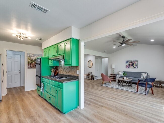 Building Photo - 2310 Oakwood Ln