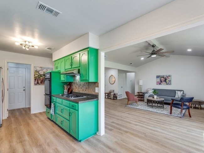 Foto del edificio - 2310 Oakwood Ln