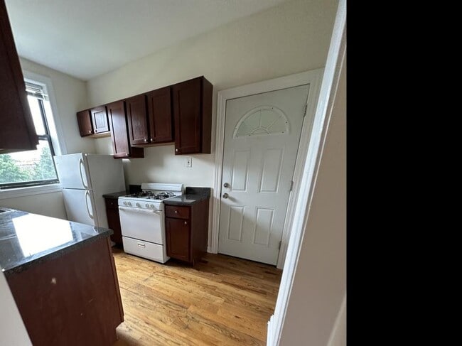 Building Photo - 3 bedroom in Chicago IL 60613