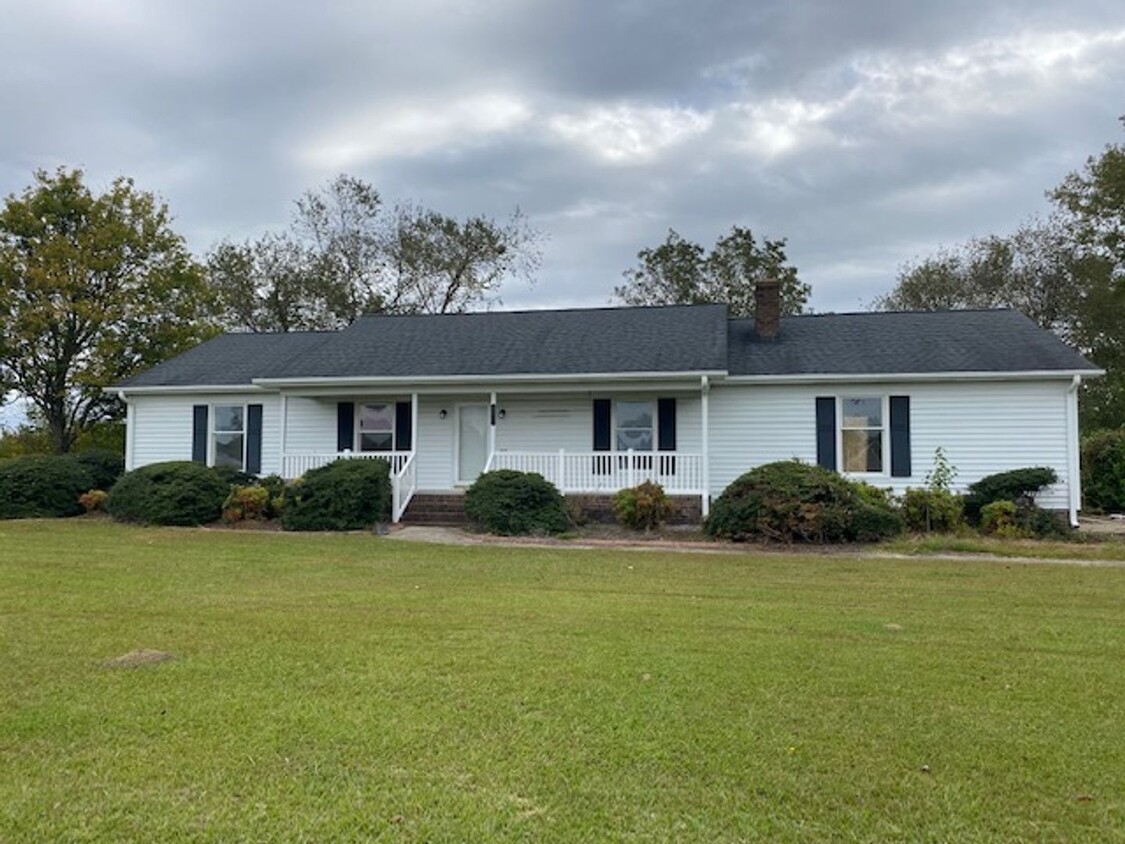 Foto principal - Must See updated Single Family in Chicod s...