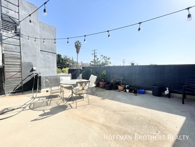 Building Photo - 706 N Curson Ave