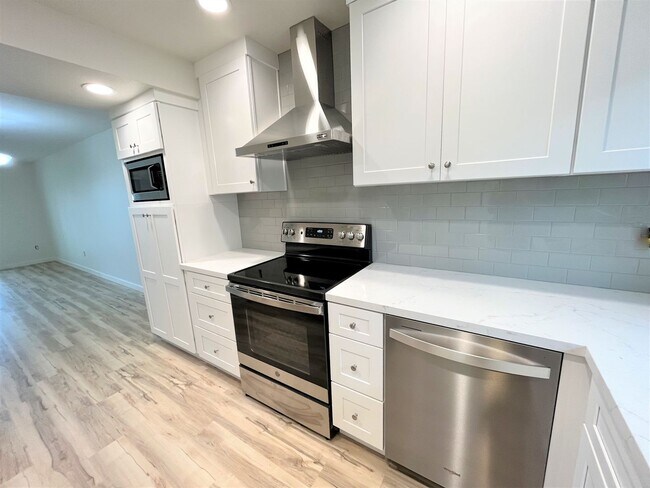 Building Photo - Light & Bright, Remodeled 3BD/1.5BA w/ 1 Car Garage, Comm Pool, Park and Greenbelts