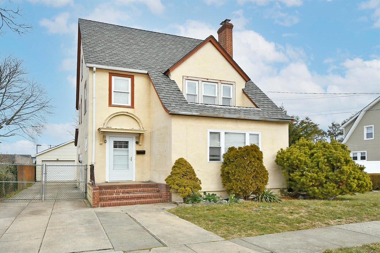 Primary Photo - 8 Lewis St