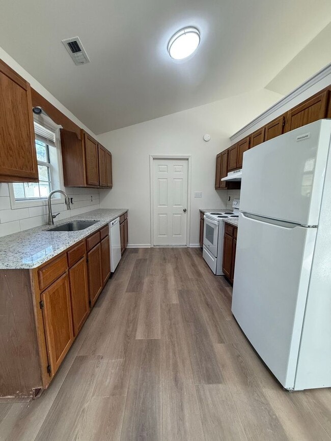 Building Photo - Charming 3 bedroom home in the Hubert area