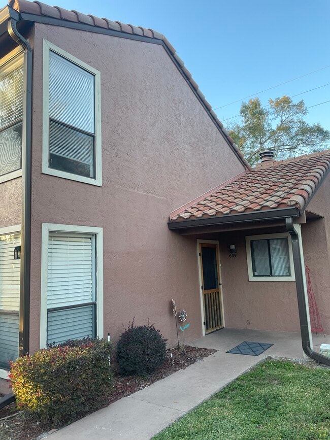 Casa adosada con puerta de entrada - 609 Trinidad Ct