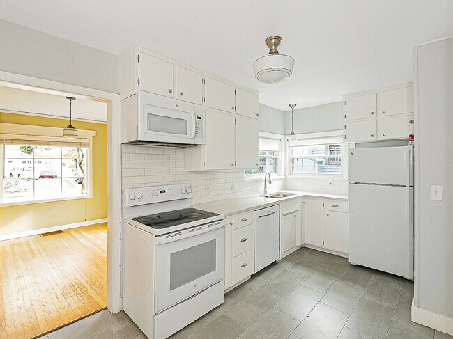 Foto del edificio - 5915 N Atlantic Ave