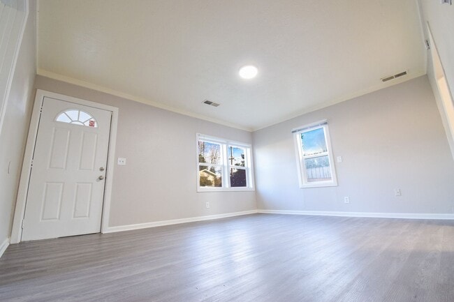 Building Photo - 2 Bedroom Single Level Home with Large Fenced Yard in N. Portland!