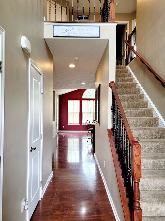 Building Photo - 525 Recess Dr