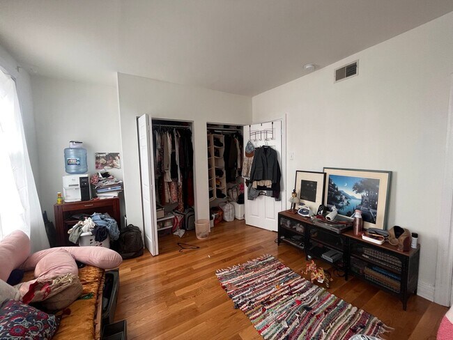 Foto del edificio - 2945 W Girard Ave