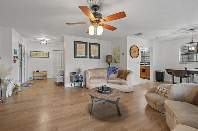 Foto del edificio - 404 Pine Tree Ct