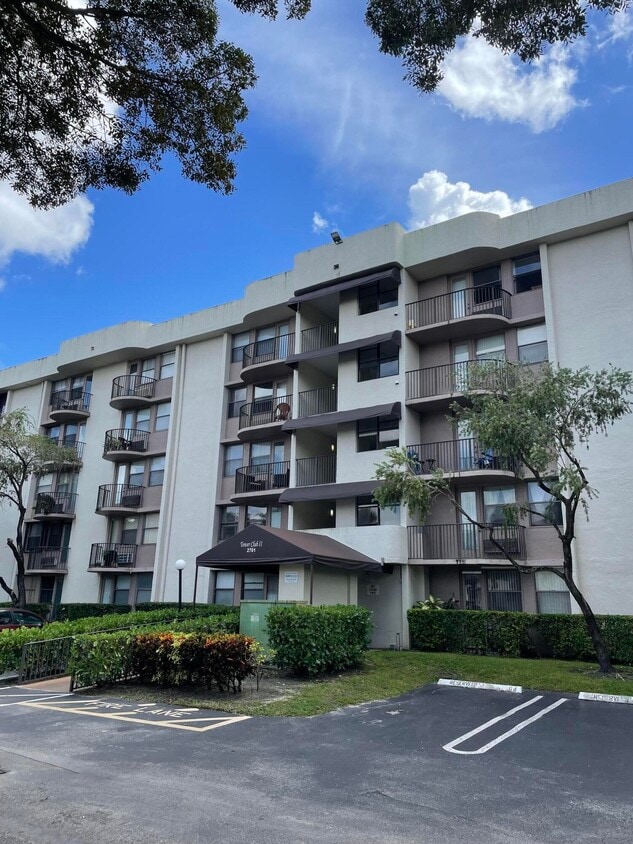 2701 Riverside Dr Unit 514B, Coral Springs, FL 33065 Condo for Rent