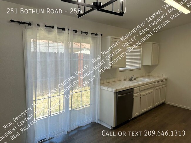 Foto del edificio - Turlock 2 Bedroom 2 Bath Single Story Duplex