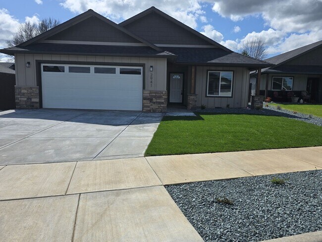 Building Photo - 3 bed 2 bath Home for Rent in Grants Pass