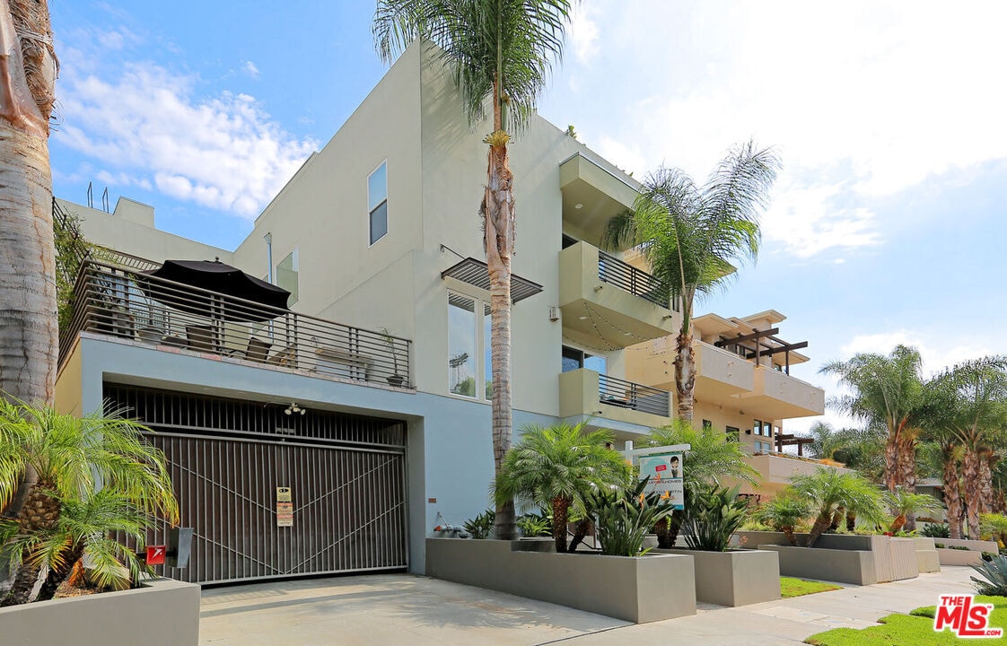 Foto principal - 11851 Laurelwood Dr